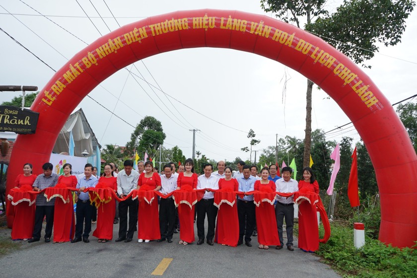 Lãnh đạo tỉnh, huyện đã cắt băng khánh thành huyện lộ 35. Ảnh: Kim Ngân