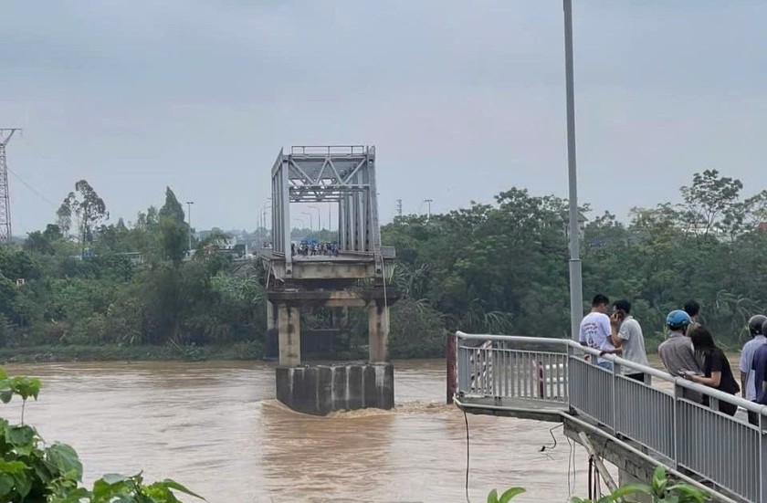 Cầu Phong Châu bị sập, nghi có nhiều người rơi xuống sông Hồng