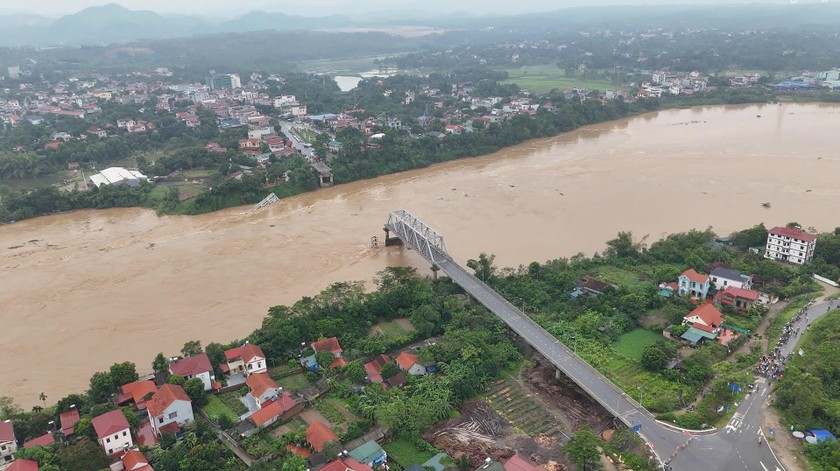 Hình ảnh cầu Phong Châu bị sập