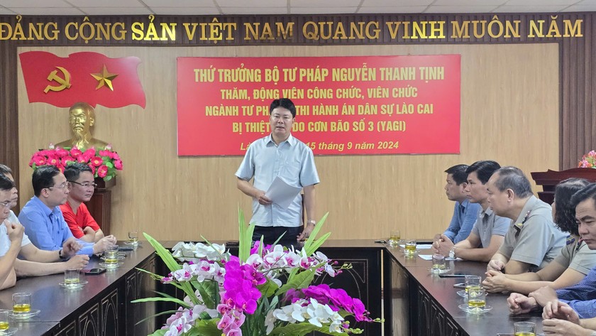 Thứ trưởng Nguyễn Thanh Tịnh thăm, động viên công chức, viên chức ngành Tư pháp và THADS tỉnh Lào Cai bị thiệt hại do cơn bão số 3