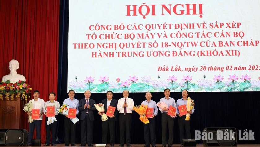 Phó Bí thư Tỉnh ủy, Chủ tịch UBND tỉnh Phạm Ngọc Nghị và Phó Chủ tịch UBND tỉnh Trương Công Thái trao quyết định và tặng hoa chúc mừng các đồng chí lãnh đạo Sở Tài chính. - Ảnh: Báo Đắk Lắk