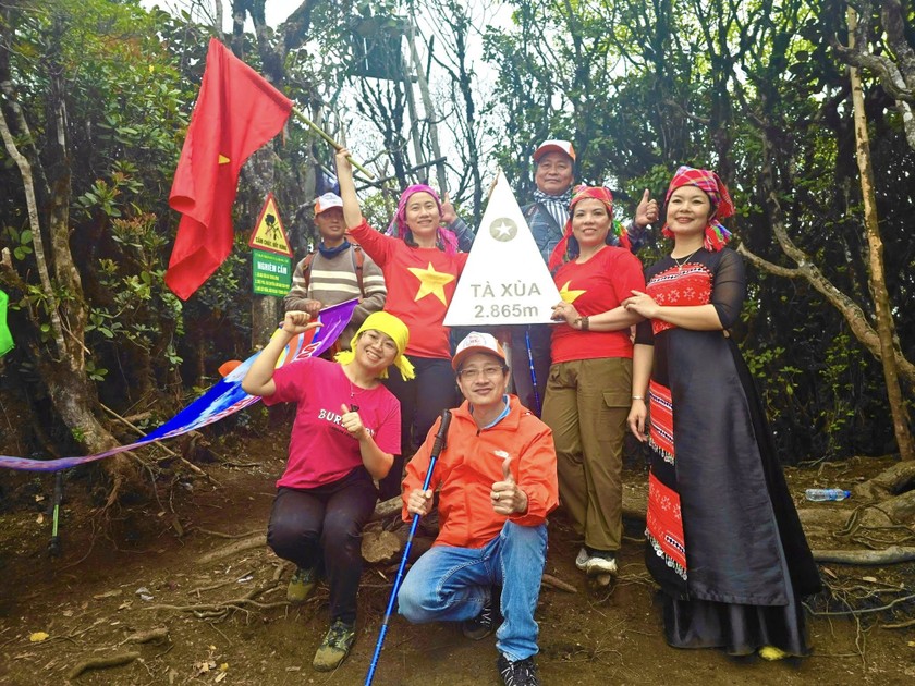 Phó Giám đốc Sở Văn hóa, Thể thao và Du lịch tỉnh Yên Bái chụp ảnh cùng Giám đốc công ty Hưng Việt, vận động viên, các vị khách mời trong Giải leo núi bước chân trên mây chinh phục đỉnh Tà Xùa.