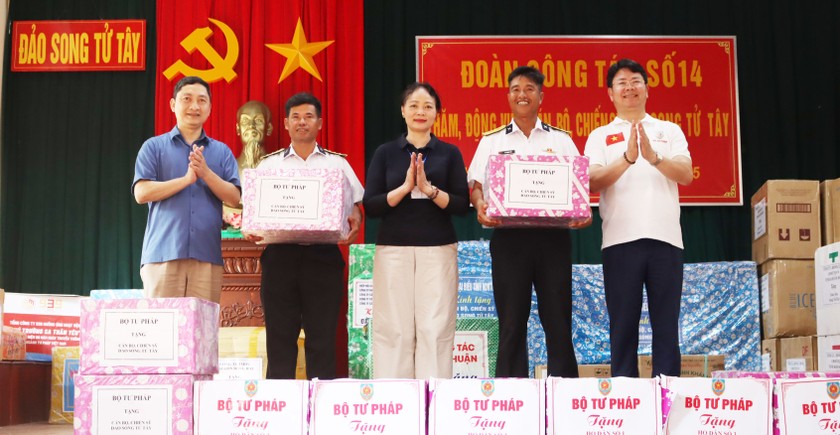Đo&agrave;n c&ocirc;ng t&aacute;c tặng qu&agrave; qu&acirc;n v&agrave; d&acirc;n đảo Song Tử T&acirc;y.