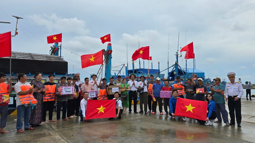 Các cán bộ ngành Tư pháp thăm hỏi, tặng quà người dân ở đảo Trường Sa.