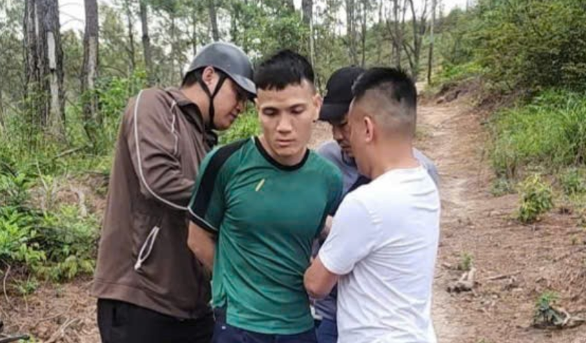 Đối tượng Nguyễn Văn Báo (mặc áo xanh) tại thời điểm bị cơ quan Công an tỉnh Quảng Ninh bắt giữ. 