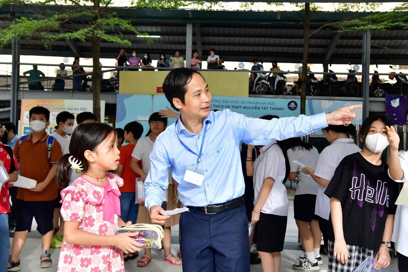 Tiến sỹ Phạm Sỹ Cường - Hiệu trưởng Trường THCS và THPT Nguyễn Tất Thành trực tiếp hướng dẫn thí sinh tham dự kỳ thi trong sáng 31/5 (Ảnh: HNUE)