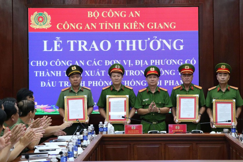 Khen thưởng đơn vị xuất sắc trong đấu tranh phòng, chống tội phạm