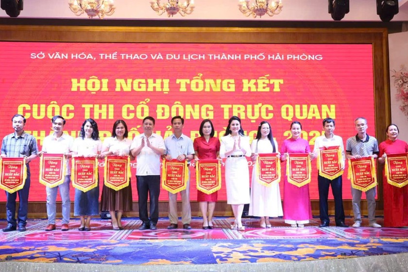 Ban Tổ chức đã trao 11 giải Xuất sắc, 4 giải Nhất và tặng Cờ thi đua cho 15 đơn vị tiêu biểu.