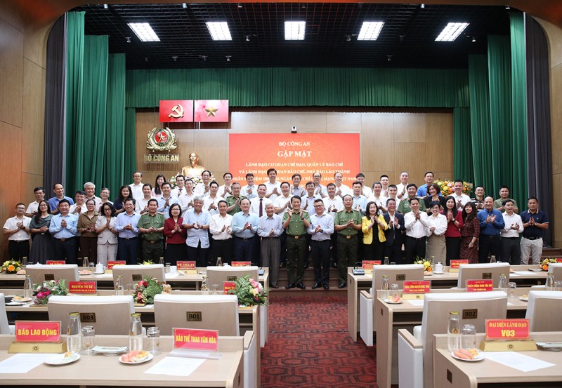 Bộ trưởng Lương Tam Quang và các đại biểu dự buổi gặp mặt. (Ảnh: Báo CAND)