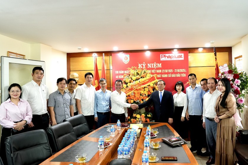 Phó Trưởng ban Thường trực Ban Tuyên giáo và Dân vận Trung ương Lại Xuân Môn tặng hoa chúc mừng Báo Pháp luật Việt Nam.