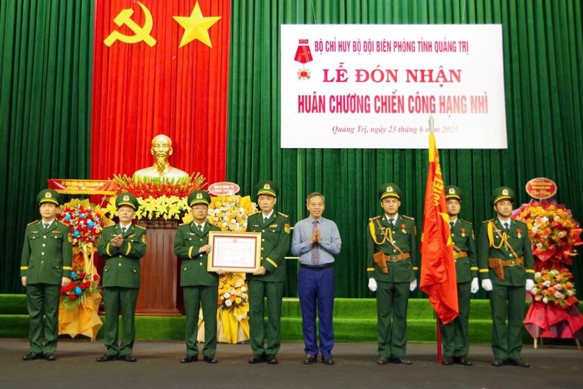 Ông Nguyễn Đăng Quang, Phó Bí thư Thường trực Tỉnh ủy, Chủ tịch HĐND tỉnh trao Huân chương Chiến công hạng Nhì tặng tập thể Bộ Chỉ huy BĐBP Quảng Trị. 