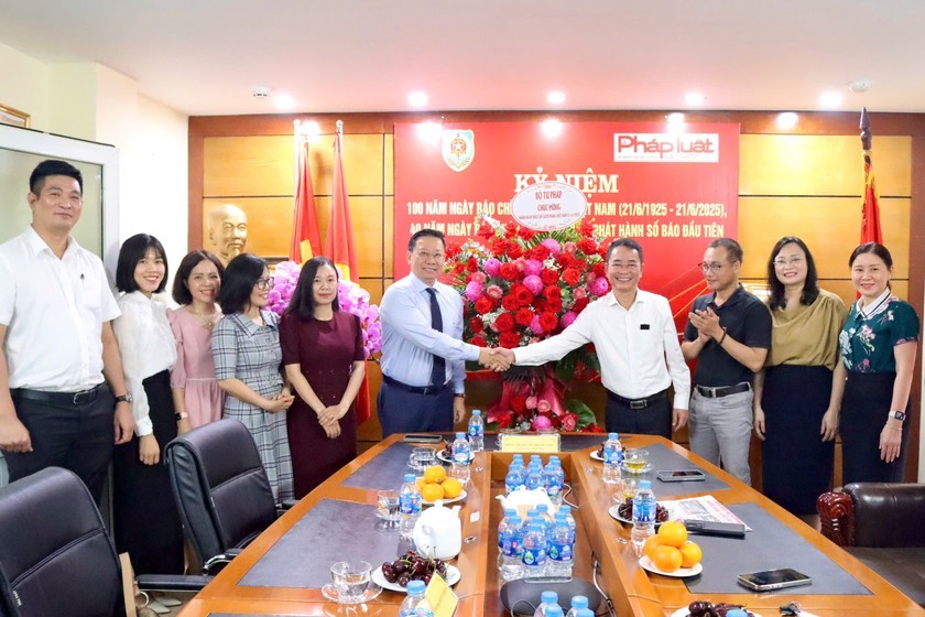 Thứ trưởng Nguyễn Thanh Ngọc tặng hoa chúc mừng Báo Pháp luật Việt Nam.