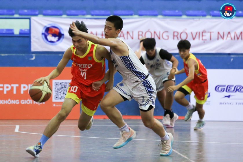 Những pha bóng gay cấn trong trận đấu giữa U16 PK-KQ Peak và Hà Nội 1