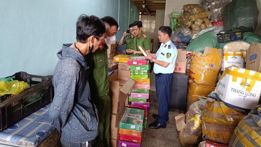 Đoàn kiểm tra phát hiện, thu giữ nhiều loại bánh kẹo, thực phẩm không rõ nguồn gốc xuất xứ tại một cơ sở kinh doanh ngày 5/9.