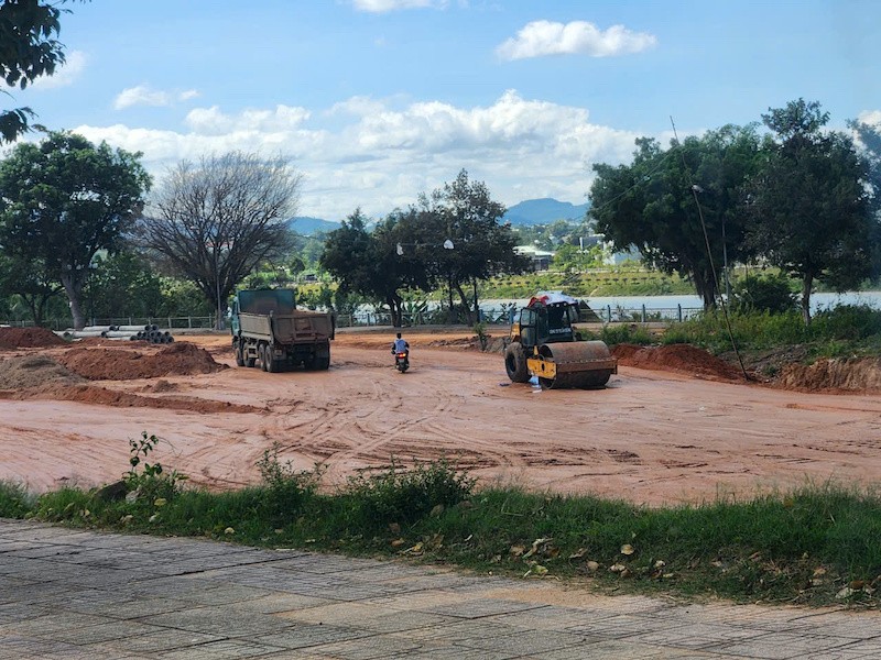 Dự án thi công Bờ kè chống sạt lở sông Đăk Bia là điểm đến của những xe chở đất.