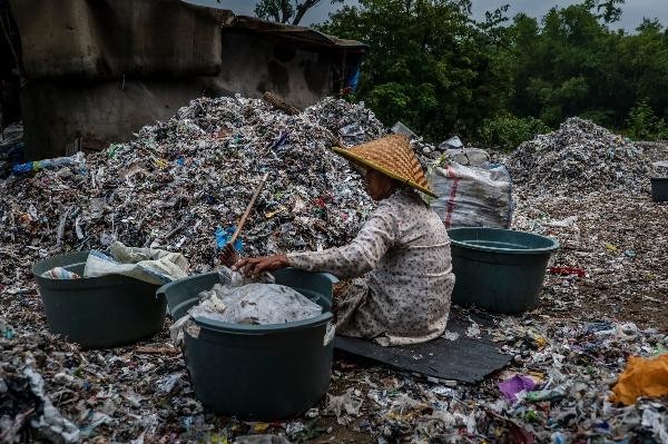 Người dân dùng chất thải để đốt nấu đậu phụ