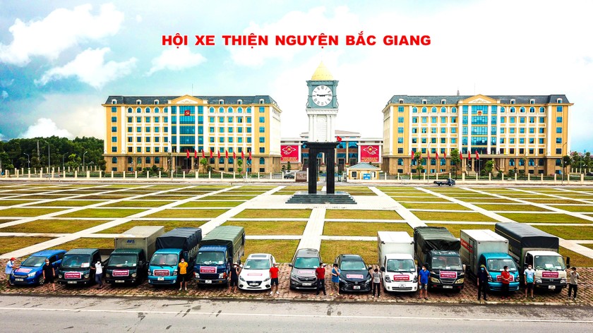 Đội xe thiện nguyện phục vụ công tác tiếp nhận, vận chuyển hàng hóa, đồ cứu trợ dịch Covid-19 tỉnh Bắc Giang.