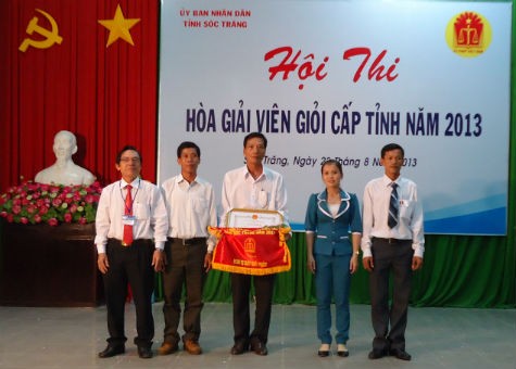 Trao giải cho các đội thi và thí sinh xuất sắc tại Hội thi Hòa giải viên giỏi cấp tỉnh năm 2013 tại Sóc Trăng