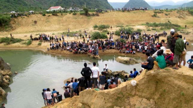 Hàng trăm người dân tập trung về bến Troóc – nơi phát hiện phác gỗ sưa nằm dưới ngầm đá có giá tiền tỷ