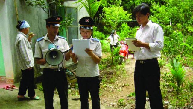 Dự thảo Luật đã bổ sung một số quy định để hạn chế tính rủi ro trong quá trình tổ chức thi hành án cho chấp hành viên. Trong ảnh: Một vụ cưỡng chế thi hành án