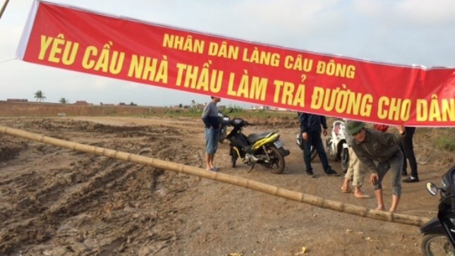 Người dân dựng rào chắn, treo băng rôn ngăn cản nhà thầu thi công