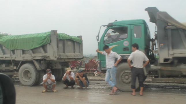 Xe quá tải vô tư qua trạm cân, cán bộ "ngồi chơi xơi nước"