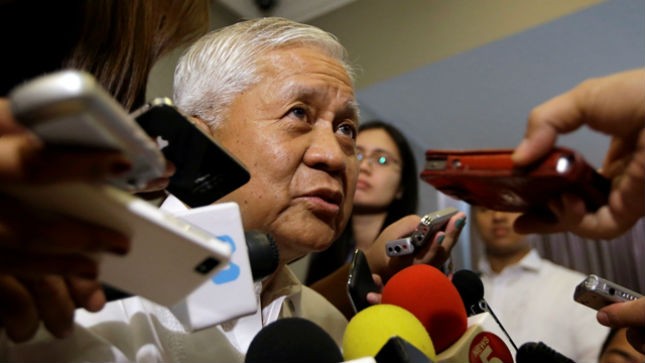 Ngoại trưởng Philippines Albert Del Rosario. Ảnh: AP