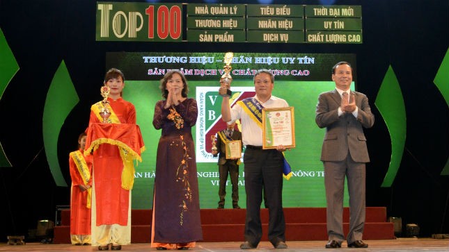 Đại diện Agribank nhận phần thưởng vinh danh Top 100 thương hiệu nhãn hiệu uy tín