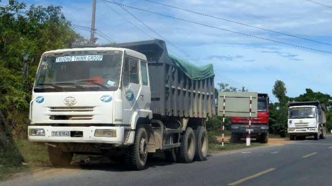 Xe quá tải của Tập đoàn Trường Thịnh nằm trên đường Hồ Chí Minh tránh Thanh tra giao thông chiều 28/7