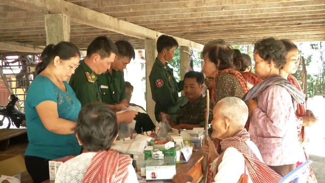 Đoàn y, bác sĩ tỉnh Long An phát thuốc…