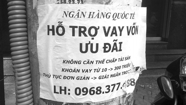 Những tờ rơi được dán lên cột điện, tường... nơi công cộng, đông dân cư.