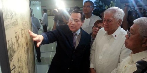 Ngoại trưởng Philippines Albert del Rosario tại Triển lãm. Ảnh: Inquirer