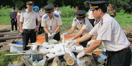 Cán bộ thi hành án đang làm nhiệm vụ