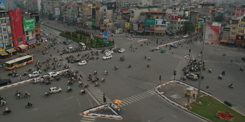 Ngã tư thứ nhất tại nút giao thông Xã Đàn – Ô Chợ Dừa  (Xã Đàn – Nguyễn Lương Bằng – Hoàng Cầu –  hướng đi Tôn Đức Thắng)