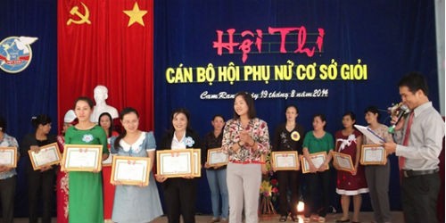 Nữ cán bộ xã, phường luôn phấn đấu, cống hiến hết mình cho công việc, nhưng về hưu họ lại “trắng tay” vì quy định  của luật. Ảnh minh họa