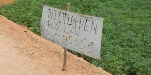 Những tấm bảng với nội dung biểu thị sự phản đối được người dân dựng ven QL1A