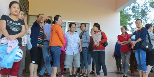 Tiểu thương tập trung tại trụ sở UBND TP.Tam Kỳ