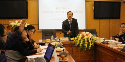 Chánh Văn phòng Bộ Tư pháp Trần Tiến Dũng chủ trì buổi họp báo