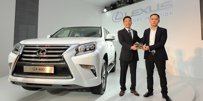 Ông Lê Hồng Thái – Chủ tịch Hội đồng quản trị Lexus Thăng Long trao chìa khóa cho khách hàng đầu tiên là ông Lê Quang Vũ – Tổng Giám đốc chuỗi siêu thị điện máy Media Mart