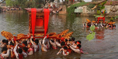 Đi trong tiếng trống hội làng