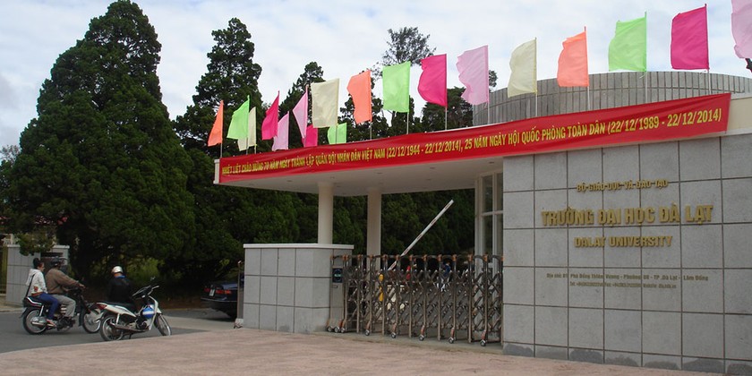 Cổng trường Đại học Đà Lạt.