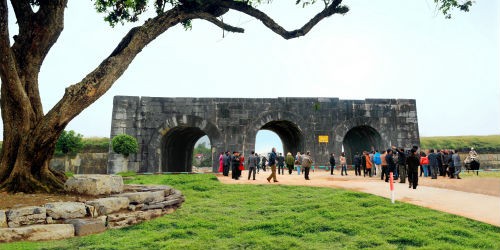 Thành nhà Hồ luôn thu hút đông đảo du khách