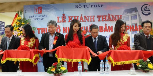 Bộ trưởng Hà Hùng Cường, Thứ trưởng Đinh Trung Tụng cắt băng khánh thành