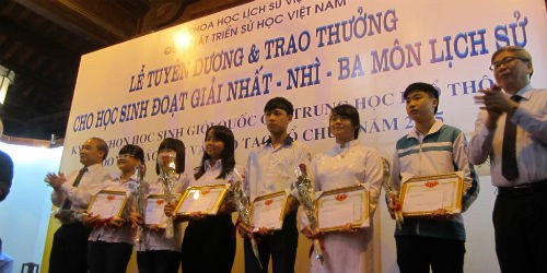 Trao giải cho 6 học sinh đạt giải Nhất toàn quốc môn Lịch sử