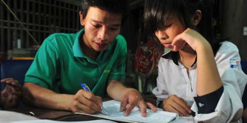 Anh Phương đang hướng dẫn học sinh ôn thi