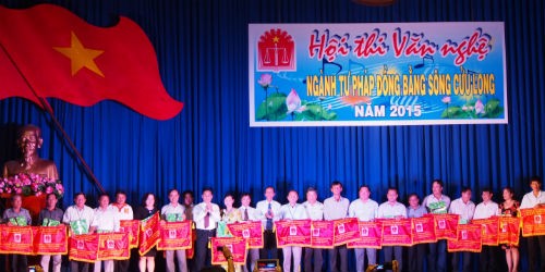 Các đơn vị tham gia nhận cờ lưu niệm của ban tổ chức hội thi, hội thao