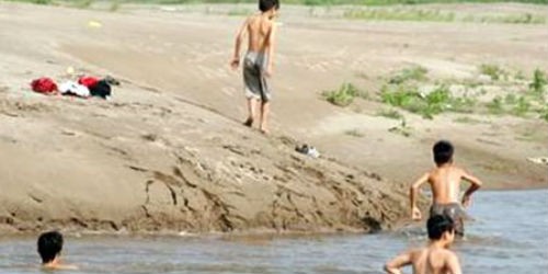 “Hà Bá” có thể “nuốt” trẻ em bất cứ lúc nào khi các em không có sân chơi