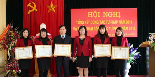 Bà Nguyễn Thị Thược (thứ 3 từ phải sang) trao Giấy khen cho các cá nhân có thành tích trong công tác tư pháp năm 2014
