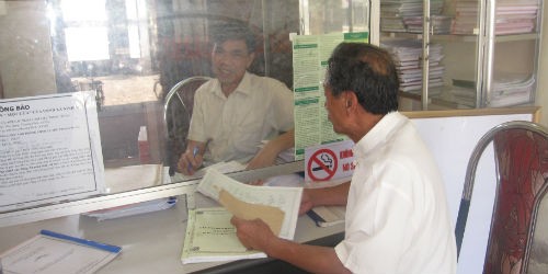 Anh Phạm Ngọc Hinh giải quyết công việc hành ngày cho dân