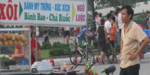 Khánh hàng của những “CEO”  trẻ thường có đủ thành phần, từ  trẻ em, sinh viên đến người trung niên, lao động chân tay